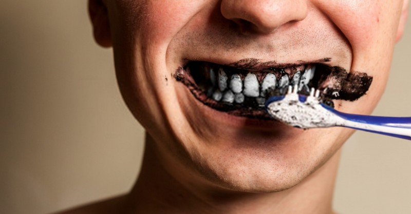 Carvão para clarear os dentes? De jeito nenhum! Clareamento somente com acompanhamento na Rennovar!